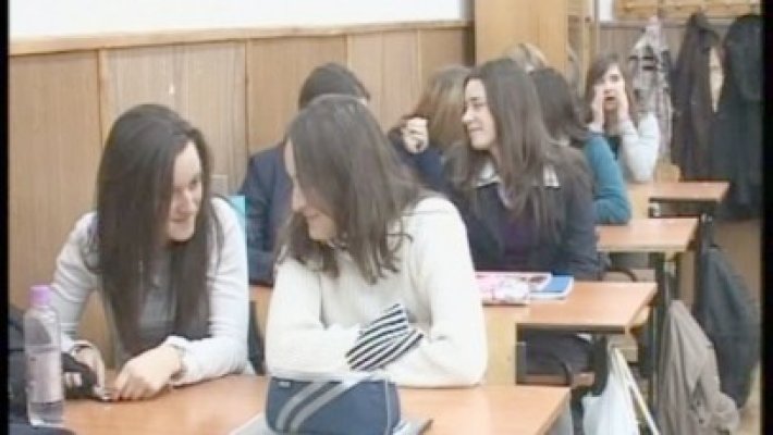 Elevii încep testările
